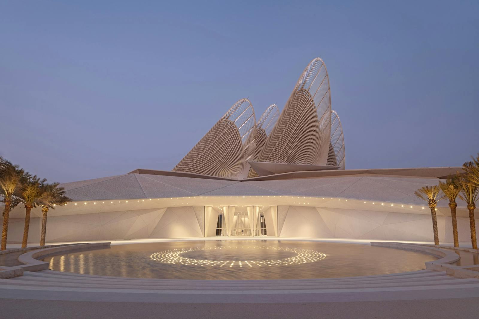 le Musée national Zayed au crépuscule, vue frontale avec fontaine circulaire