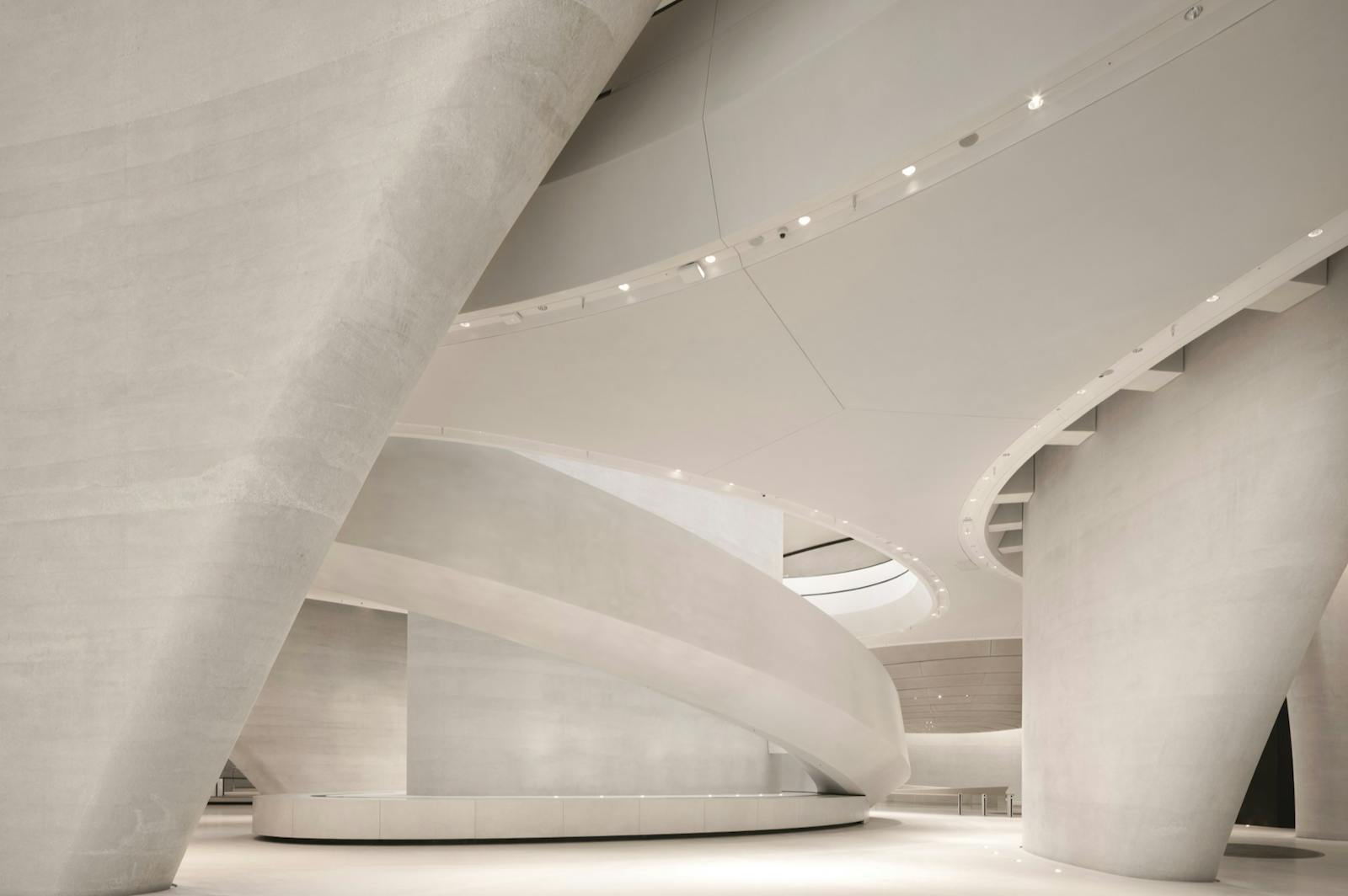 le Musée national Zayed intérieur courbes fluides blanc pur