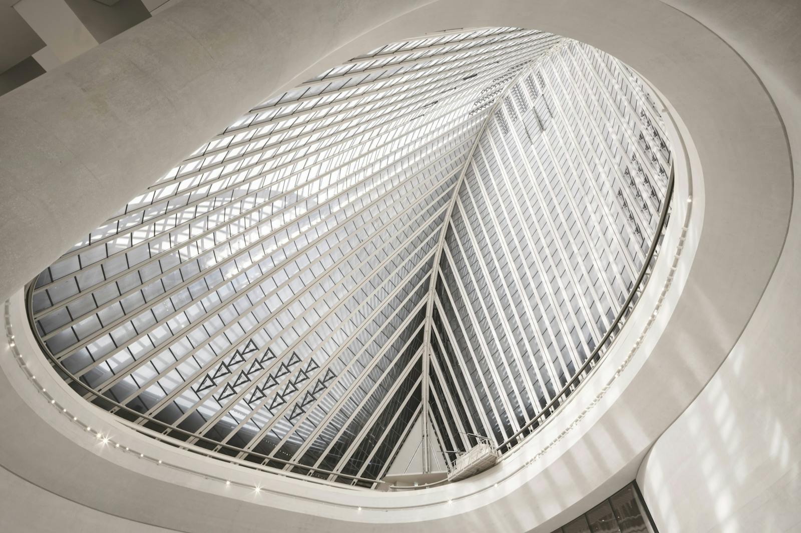 le Musée national Zayed vu de dessous, toit en verre et structure géométrique