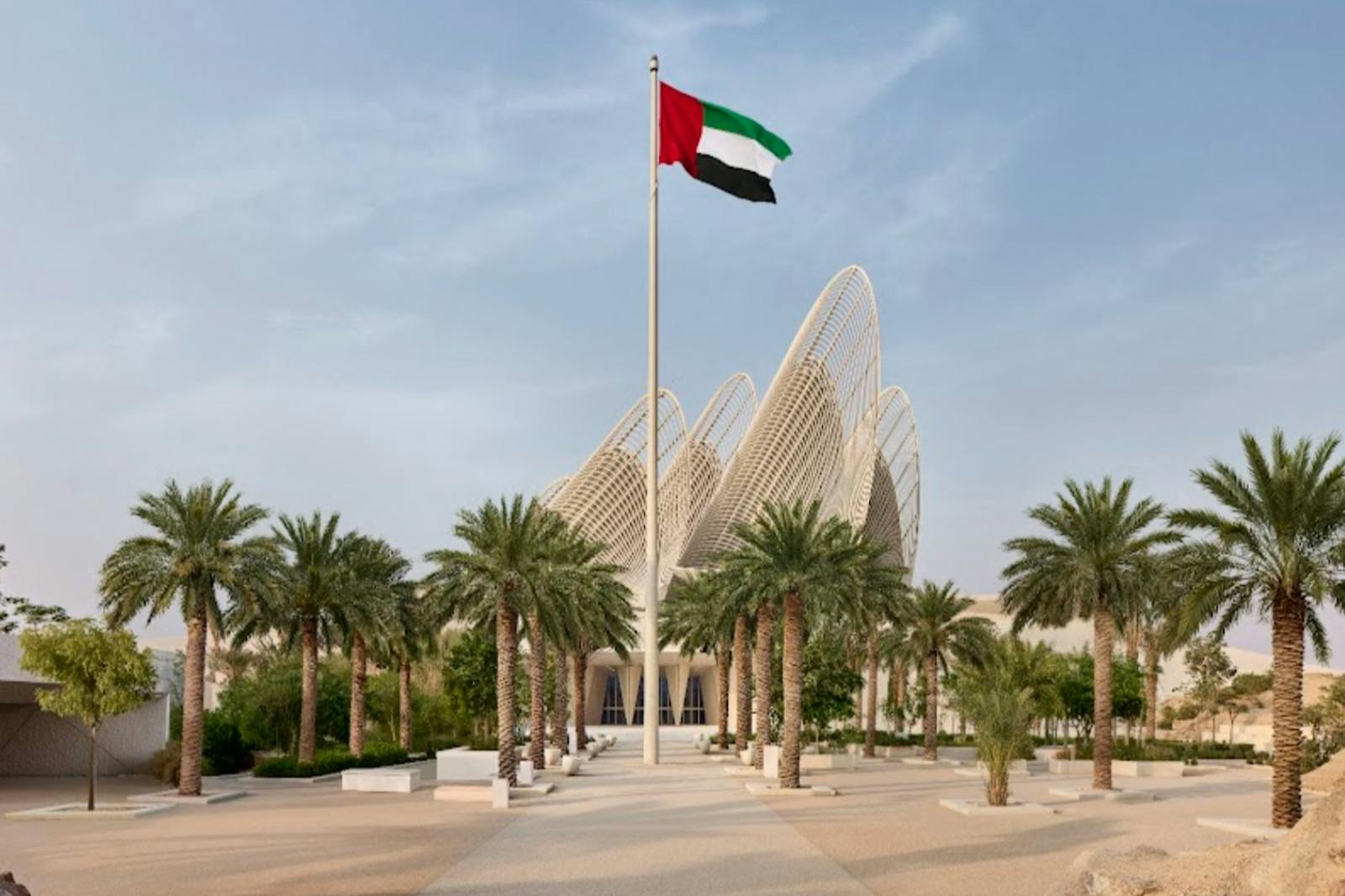 le Musée national Zayed avec drapeau émirati et palmiers