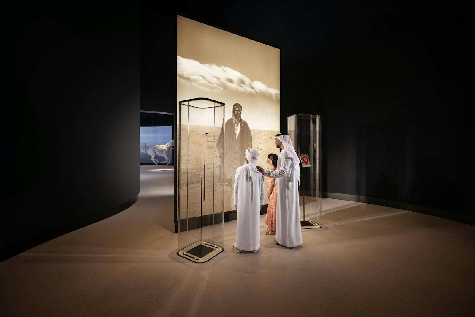 le Musée national Zayed avec visiteurs devant projection désertique